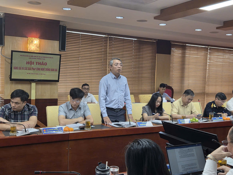 Ông Hoàng Ninh, Phó Cục trưởng Cục Thương mại điện tử và Kinh tế số trình bày tham luận tại hội thảo.