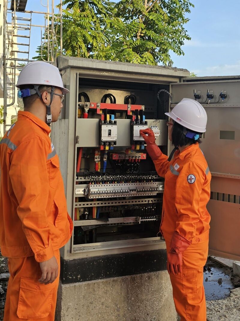 Công nhân PC Quảng Ninh thao tác trong tủ RMU/tủ phân phối. Ảnh: PCQN