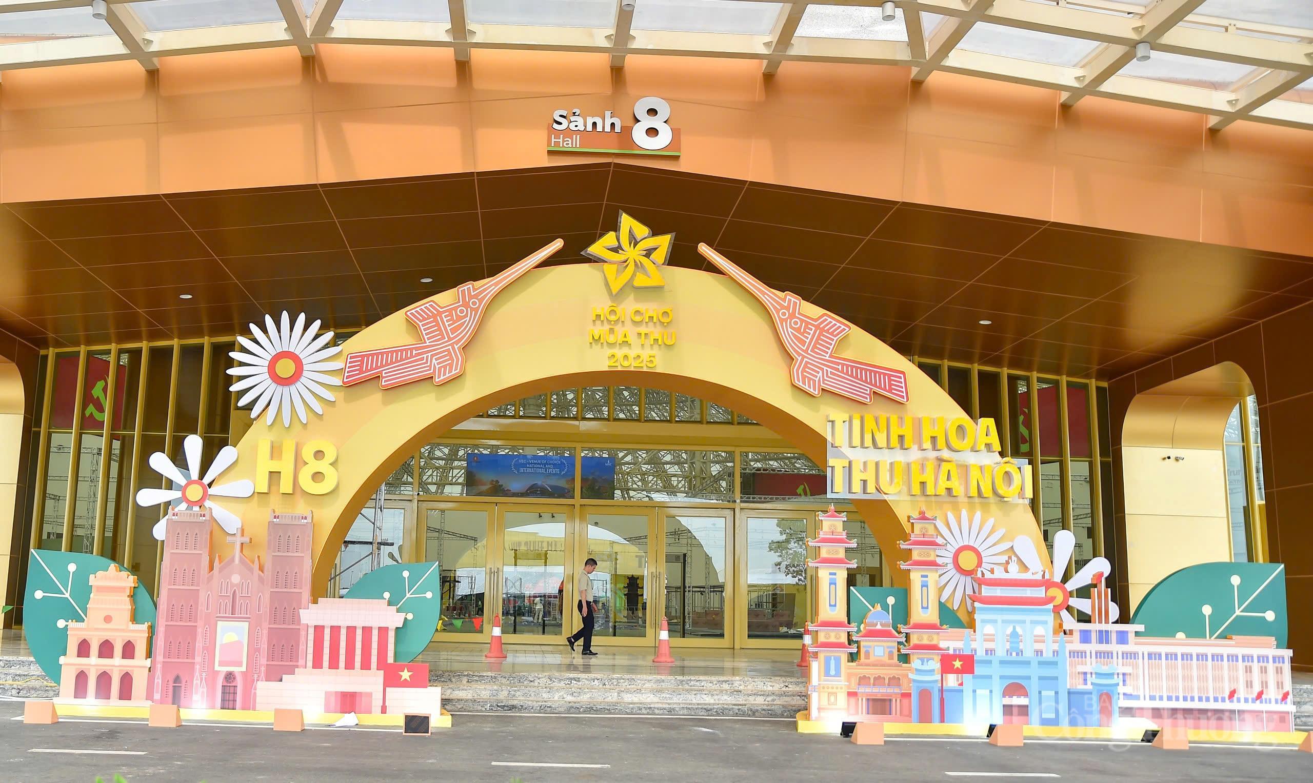 Ban Tổ chức đang triển khai những công đoạn cuối cùng để Hội chợ Mùa Thu chính thức diễn ra từ 25/10 - 4/11