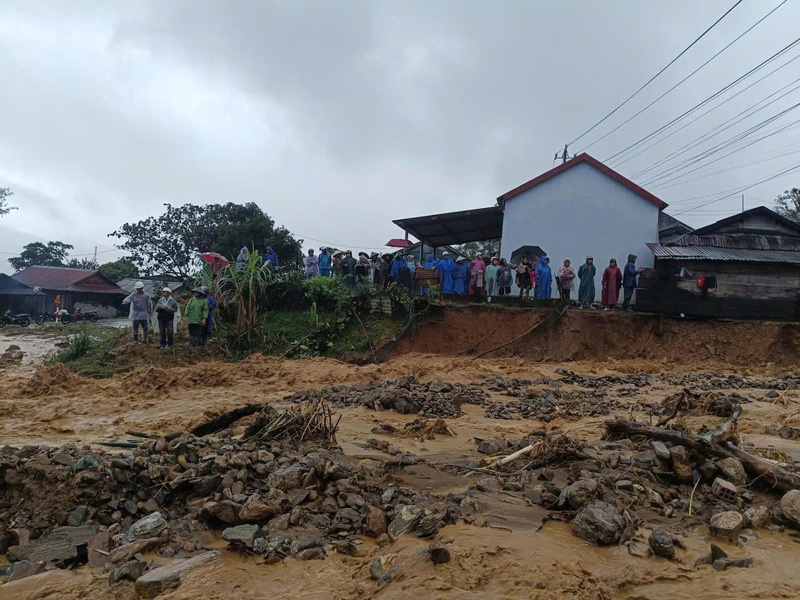 Có ít nhất 4 ngôi nhà của người dân bị thiệt hại. Ảnh: Tuệ Lâm