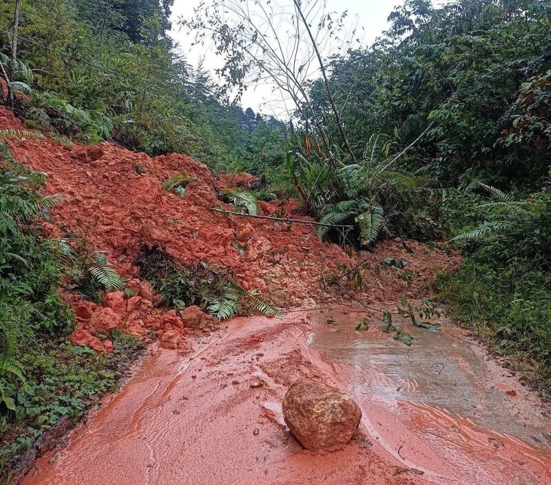 Nhiều tuyến đường giao thông huyết mạch bị chia cắt. Ảnh: Tuệ Lâm