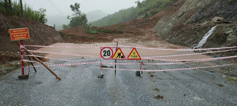 Nhiều tuyến đường bị sạt lở nặng khiến cho giao thông bị ách tắc hoàn toàn. Ảnh: Tuệ Lâm