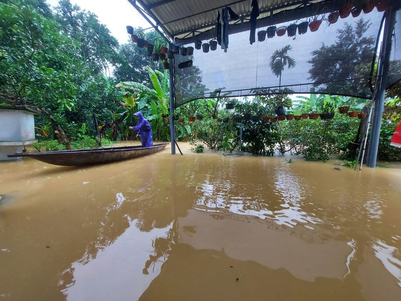 Nhiều nơi đã phải dùng ghe để di chuyển. Ảnh: Tuệ Lâm
