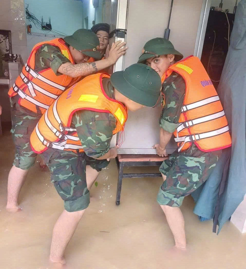 Giúp người dân di chuyển đồ đạc, tài sản. Ảnh: Đơn vị cung cấp