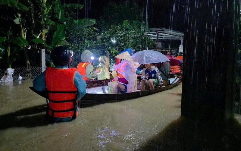 Với phương châm không để ai bị bỏ lại, cán bộ, chiến sĩ đi đến từng nơi ngập sâu để di chuyển người dân lên ghe. Ảnh: Đơn vị cung cấp