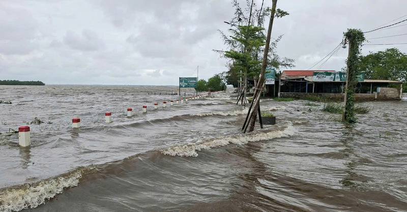 Nước lũ bao vây nhiều khu vực, chia cắt giao thông. Ảnh: Nguyễn Tuấn