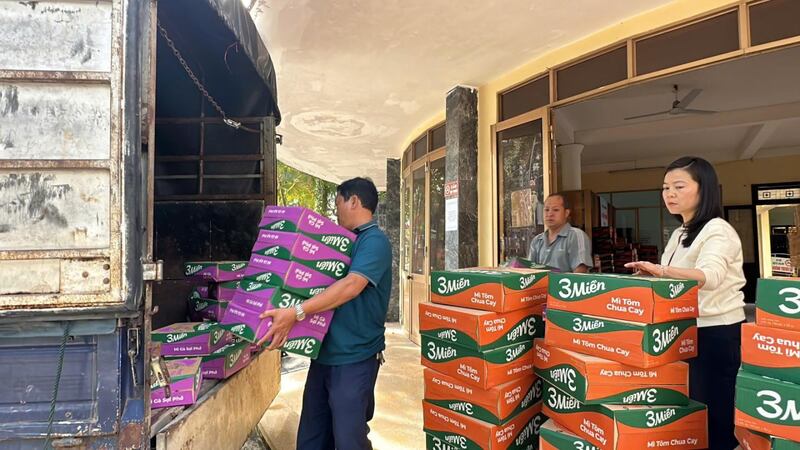 Các nhu yêu phẩm cơ bản được vận chuyển đến để cung cấp cho 1.700 người dân bị cô lập xã Ngọc Linh. Ảnh: Tuệ Lâm