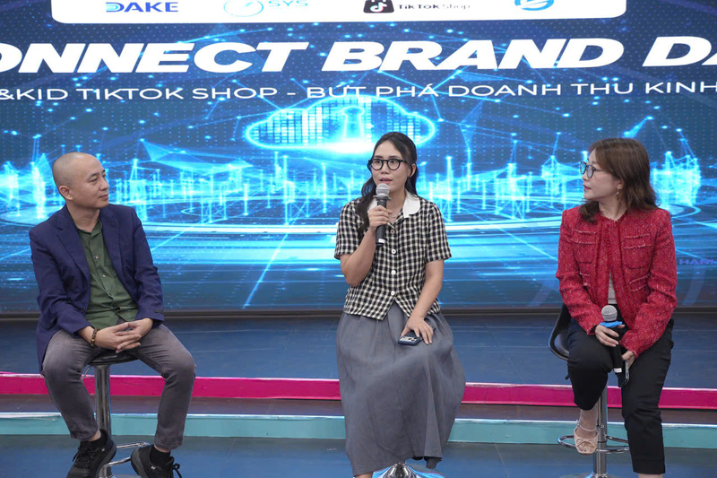 Top Creator Quỳnh Phạm (Mẹ Sam) và bà Giang Nguyễn giao lưu trong chương trình, chia sẻ con đường khởi nghiệp vượt khó và đầy cảm hứng để thành công trên con đường kinh tế số. Ảnh: Cục Thương mại điện tử và Kinh tế số