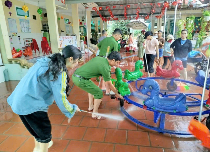 Công an phường Phong Thái hỗ trợ dọn dẹp vệ sinh sau lũ tại Trường mần non Phong An 1. Ảnh: Nguyễn Tuấn
