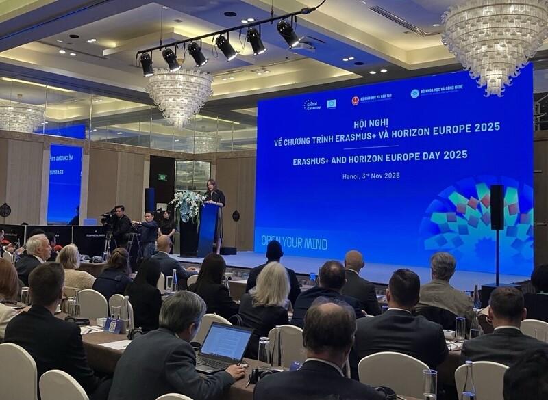 Quốc vụ khanh Bộ Khí hậu và Doanh nghiệp Thụy Điển phát biểu tại Hội nghị về Chương trình Erasmus+ và Horizon Europe 2025 thúc đẩy trao đổi nghiên cứu và giáo dục sau đại học giữa EU và Việt Nam, sáng 3/11 tại Hà Nội . Ảnh: Đại sứ quán Thuỵ Điển tại Việt Nam