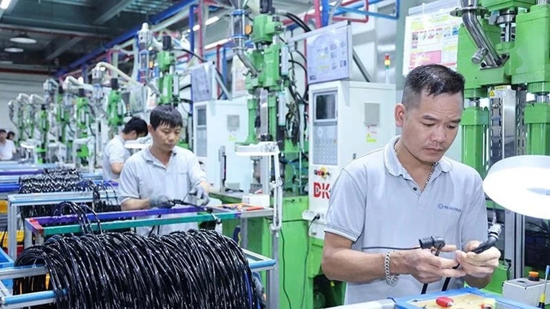 Công nhân Công ty TNHH DS Hi-Tech Vina tại Khu công nghiệp Bỉm Sơn, tỉnh Thanh Hóa sản xuất phụ tùng ô tô xuất khẩu. Ảnh: Tùng Lâm