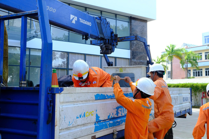 Ngay trong sáng 7/11, các đội xung kích của EVNCPC đã lên đường hỗ trợ Gia Lai và Đắk Lắk. Ảnh: Bình An