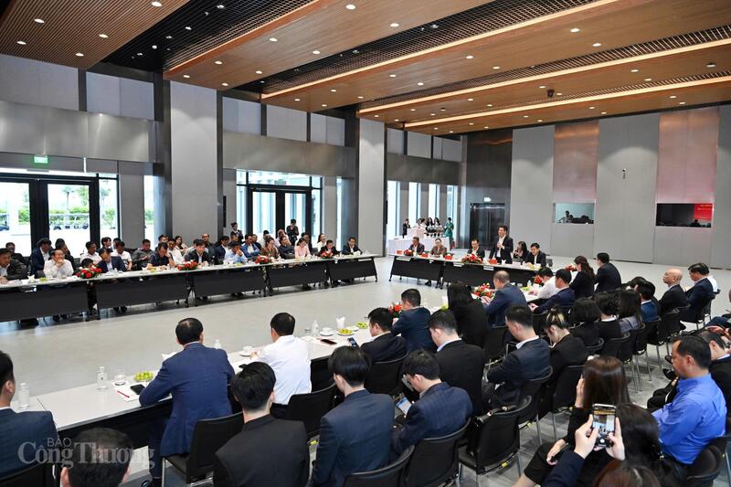 Tham gia đoàn công tác còn có các lãnh đạo, đại sứ đặc mệnh toàn quyền, cùng đại diện các cục, vụ, đơn vị chức năng thuộc Bộ Công Thương 2 nước và đại diện các Sở Công Thương, ban, ngành tại nhiều tỉnh, thành phố. Ảnh: Cấn Dũng