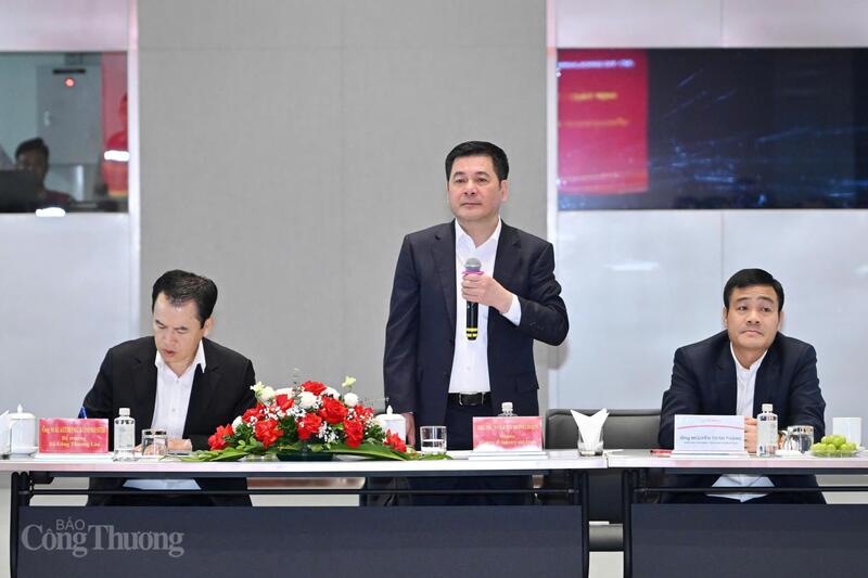 Bộ trưởng Bộ Công Thương Nguyễn Hồng Diên phát biểu tại buổi làm việc. Ảnh: Cấn Dũng