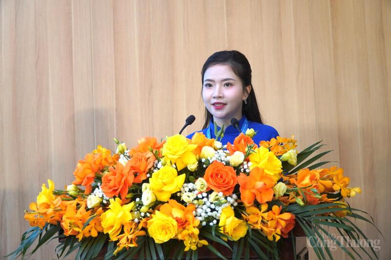 Chị Lê Thị Thanh Huyền, Bí thư Đoàn Thanh niên Báo Công Thương tham luận tại Đại hội.