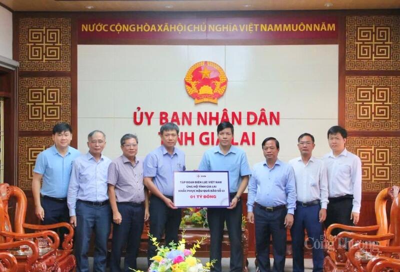 Thừa ủy quyền của Tập đoàn Điện lực Việt Nam, Phó Tổng Giám đốc EVNCPC Nguyễn Hữu Khánh trao tặng UBND tỉnh Gia Lai 1 tỷ đồng, khắc phục hậu quả sau thiên tai.