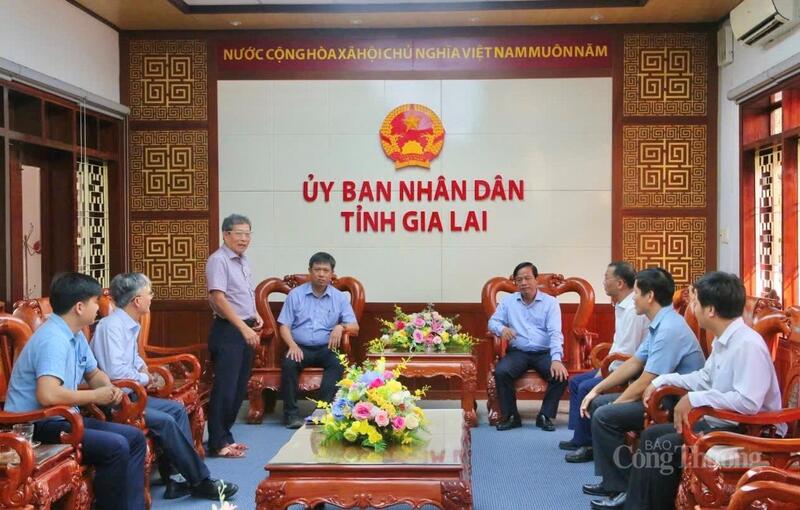 Ông Thái Minh Châu - Giám đốc Công ty Điện lực Gia Lai báo cáo về thiệt hại và tiến độ khắc phục sự cố điện sau bão số 13.