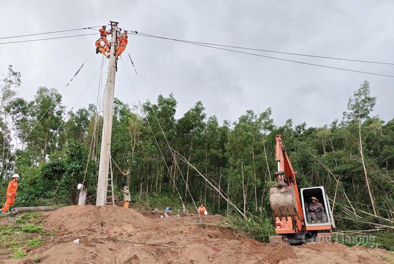 Khắc phục, nối lại đường dây điện ở khu vực miền núi. Ảnh: Hồng Hoa