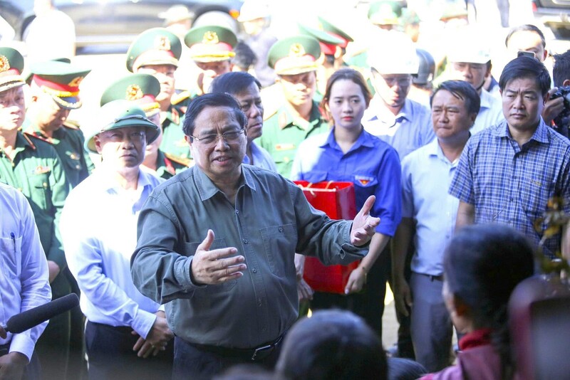 Thủ tướng nhấn mạnh, chính quyền phải tiến hành tái định cư với những người dân tại khu vực nguy hiểm, nguy cơ cao để bảo đảm an toàn lâu dài.