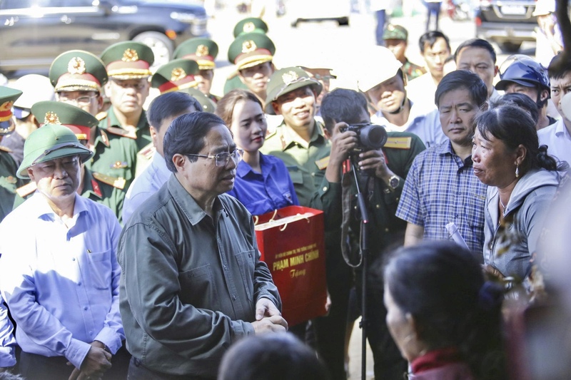 Thủ tướng Chính phủ Phạm Minh Chính thăm hỏi người dân xã Đề Gi.