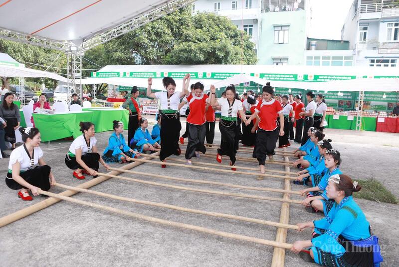 Múa sạp - nét văn hóa nghệ thuật đặc sắc của đồng bào các dân tộc vùng Tây Bắc.