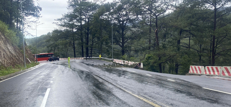 Phần taluy âm bị sụt lún gây nguy hiểm cho các phương tiện tham gia giao thông tại đèo Prenn.