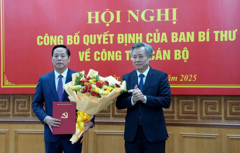 Phó Trưởng Ban Tổ chức Trung ương Nguyễn Quang Dương trao Quyết định cho ông Hà Quang Trung, Phó Bí thư Tỉnh ủy Điện Biên được điều động giữ chức Phó Bí thư Tỉnh ủy Lai Châu, nhiệm kỳ 2025 - 2030. Ảnh: CTV