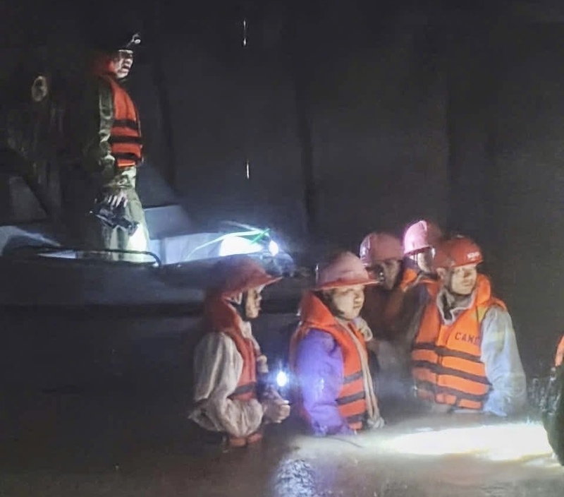 Ngay trong đêm, công tác di dời người dân được triển khai gấp rút.