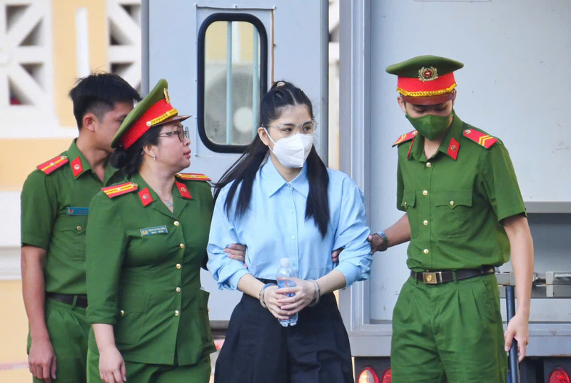 Nguyễn Thị Thái Hằng (Hằng Du Mục, Chủ tịch HĐQT Công ty Cổ phần Tập đoàn Chị Em Rọt) được dẫn giải đến toà. Ảnh: Quỳnh Trần.