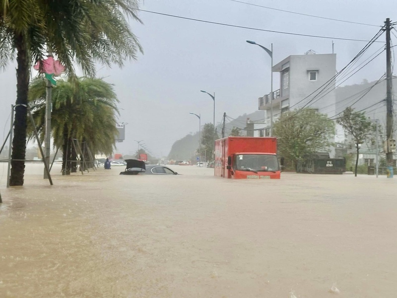 Tại Ngã Ba Long Vân, mưa lớn như trút nước gây ngập sâu.