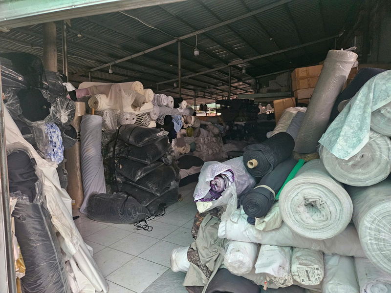 Tất cả lô hàng đều không có nhãn hiệu, mã hàng, xuất xứ, được đóng trong các bao kiện lẫn lộn, không đồng nhất.