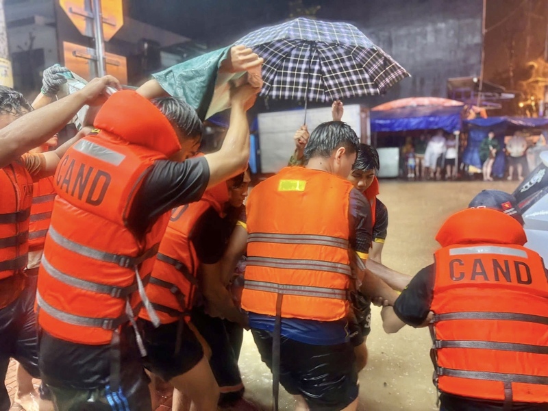 Đến 8h30p ngày 19/11, tổng cộng 1.252 hộ dân với 4.282 lượt người đã được lực lượng Công an hỗ trợ di dời khỏi vùng ngập sâu.