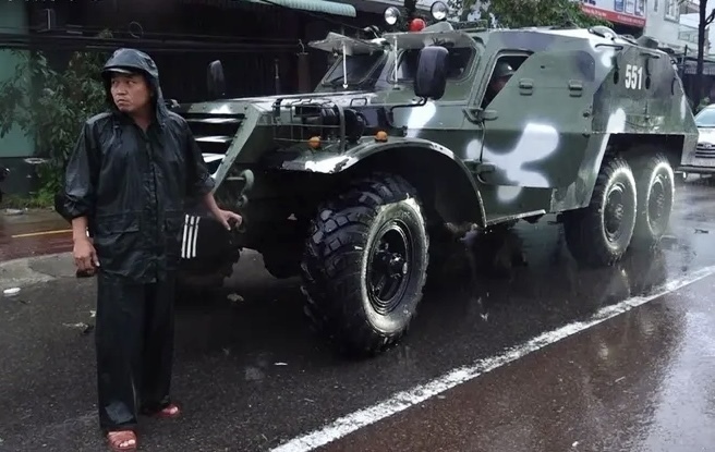 Xe thiết giáp lên đường cứu trợ người dân.