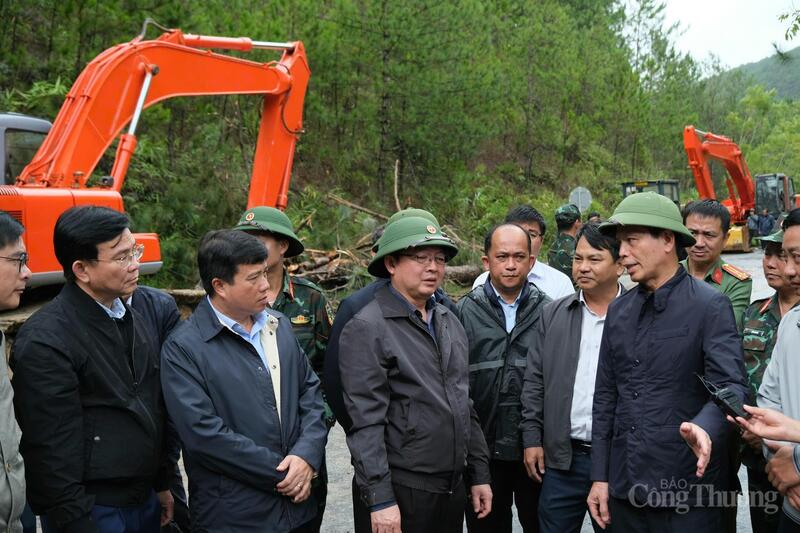 Phó Thủ tướng Hồ Quốc Dũng nghe địa phương báo cáo tình hình trên đèo Mimosa. Ảnh: Lê Sơn