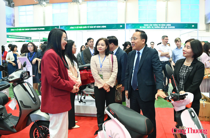 Lãnh đạo Bộ Công Thương thăm quan các gian hàng tại Hội chợ triển lãm. Ảnh: Nam Nguyễn