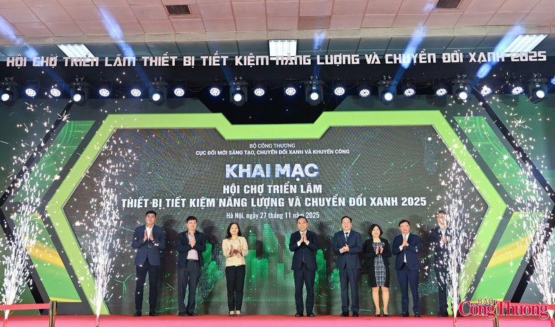 Các đại biểu hoàn thành nghi thức ấn nút khai mạc. Ảnh: Nam Nguyễn