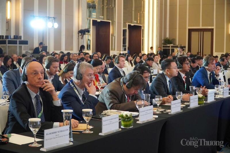 Các đại biểu tham dự Diễn đàn.