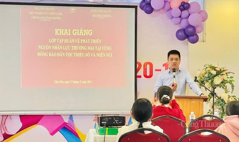 TS. Lâm Tuấn Hưng - Giám đốc Trung tâm Đào tạo, Bồi dưỡng Công Thương (Bộ Công Thương) truyền đạt kiến thức tại lớp tập huấn.