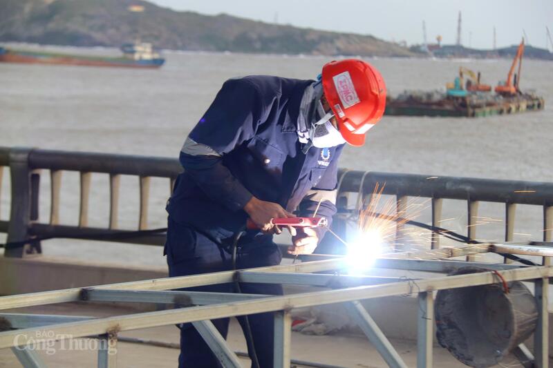 Các hạng mục cuối cùng đang được gấp rút hoàn thiện trước thời điểm chạy thử. Ảnh: Thanh Tuấn