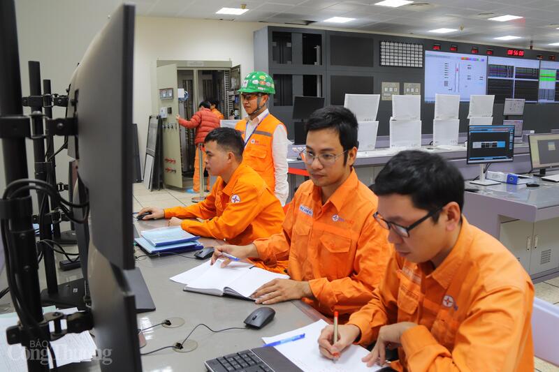 Kỹ sư kiểm tra các thông số vận hành tại khu vực trung tâm điều khiển dự Nhà máy Nhiệt điện Quảng Trạch I. Ảnh: Thanh Tuấn