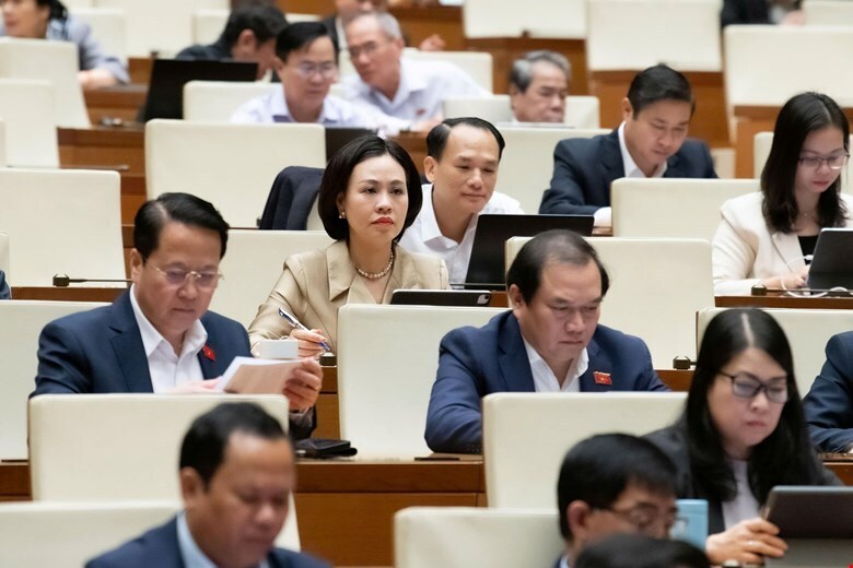 Các đại biểu tham gia thảo luận tại hội trường sáng 4/12. Ảnh: QH