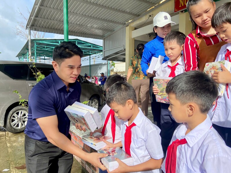 500 suất quà được trao cho học sinh các cấp tiểu học tại Trường Tiểu học số 2 Phước Thắng (xã Tuy Phước Đông) và Trường Tiểu học Cát Thắng (xã Ngô Mây).
