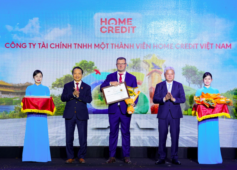 Ông Jakub Kudrna, Giám đốc Chiến lược kiêm Chủ tịch Ban Chỉ đạo ESG tại Home Credit Việt Nam nhận giải thưởng Top 10 Doanh nghiệp bền vững lĩnh vực thương mại - dịch vụ từ Thứ trưởng Nguyễn Mạnh Khương và Phó Chủ tịch VCCI Nguyễn Quang Vinh. Ảnh: Home Credit