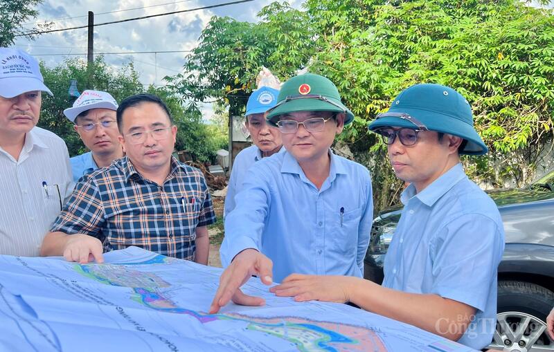 Lãnh đạo tỉnh và Ban Quản lý các dự án đầu tư xây dựng tỉnh Gia Lai khảo sát một số dự án trọng điểm trên địa bàn tỉnh. Ảnh: Hiền Mai