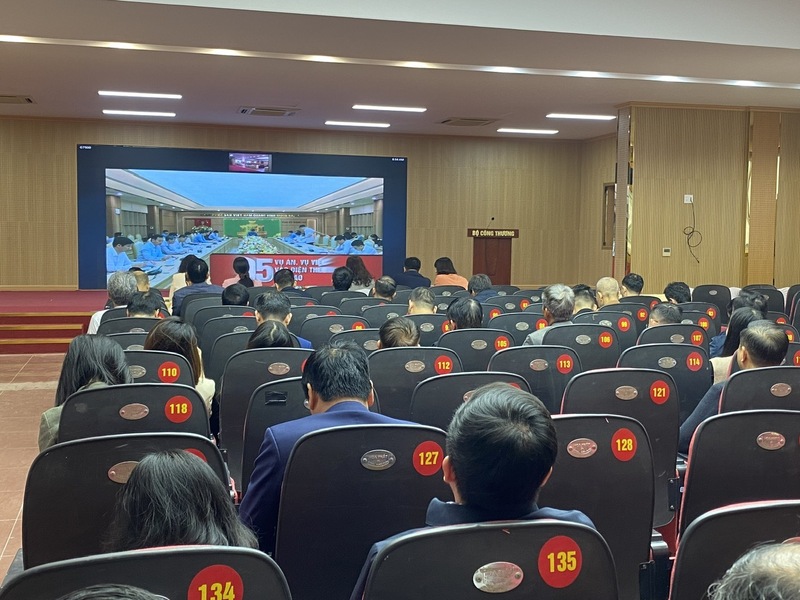 Điểm cầu hội nghị tại Đảng bộ Bộ Công Thương. Ảnh: Quang Dương