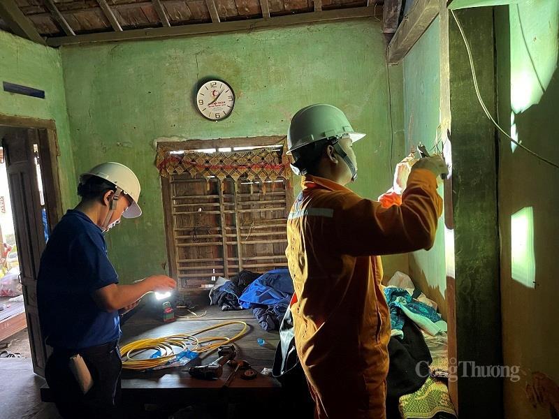 Đội ngũ kỹ sư, công nhân viên PC Đắk Lắk khẩn trương khôi phục điện cho người dân tại khu vực xã Hòa Thịnh, tỉnh Đắk Lắk. Ảnh: Hồng Phong