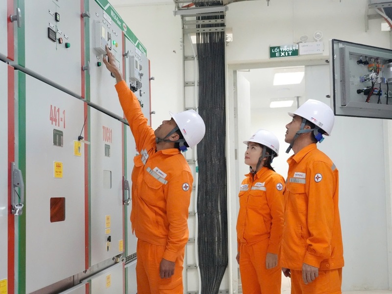 Kiểm tra vận hành thiết bị trong nhà điều hành TBA 110kV Hậu Lộc 2. Ảnh: Hùng Mạnh