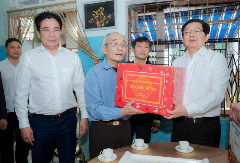 Phó Thủ tướng Hồ Quốc Dũng tặng quà cho hộ giáo dân có hoàn cảnh khó khăn do bị ảnh hưởng mưa lũ tại xã Lộc An. Ảnh: H. Minh.