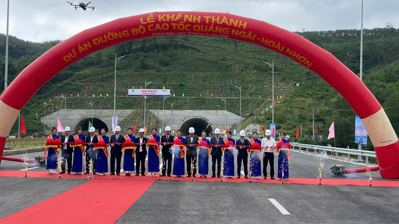 Ngày 19/12, dự án cao tốc Quảng Ngãi – Hoài Nhơn chính thức hoàn thành, thông xe toàn tuyến. Ảnh: Nguyễn Dương