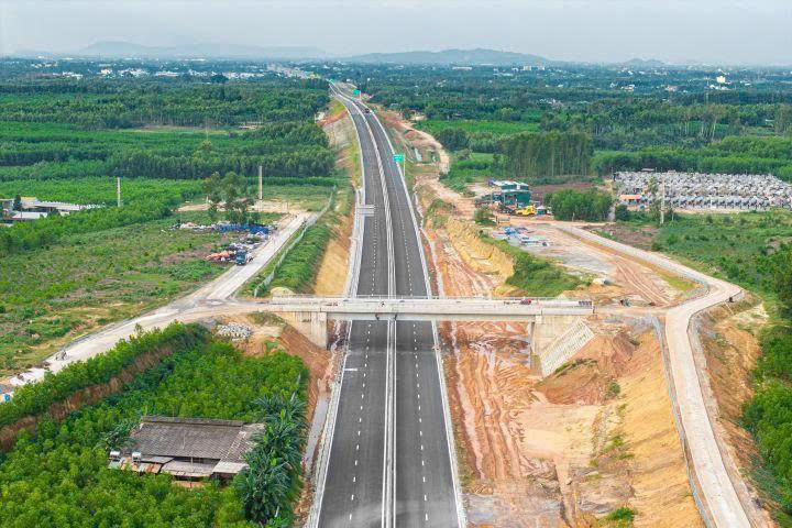 Dự án có tổng mức đầu tư hơn 20.400 tỷ đồng, đi qua tỉnh Quảng Ngãi và tỉnh Gia Lai. Ảnh: Nguyễn Dương